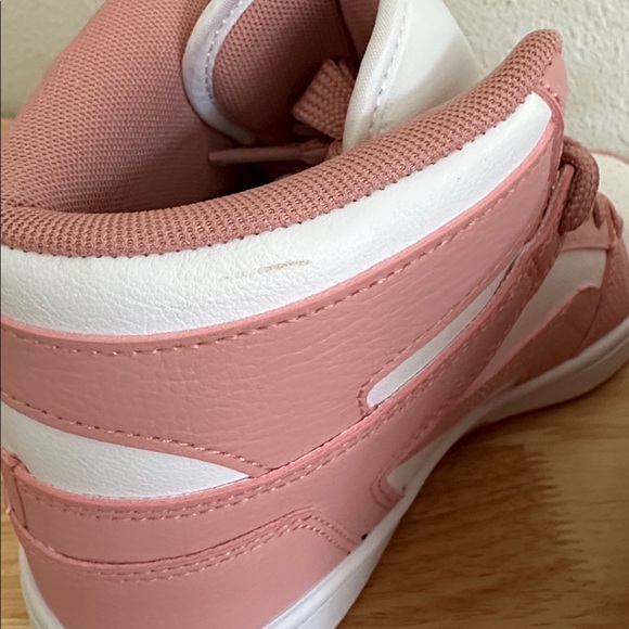 PUMA Rebound Layup Bling Glow Womens Basketball Shoes new 6.5 pink - Picture 7 of 8